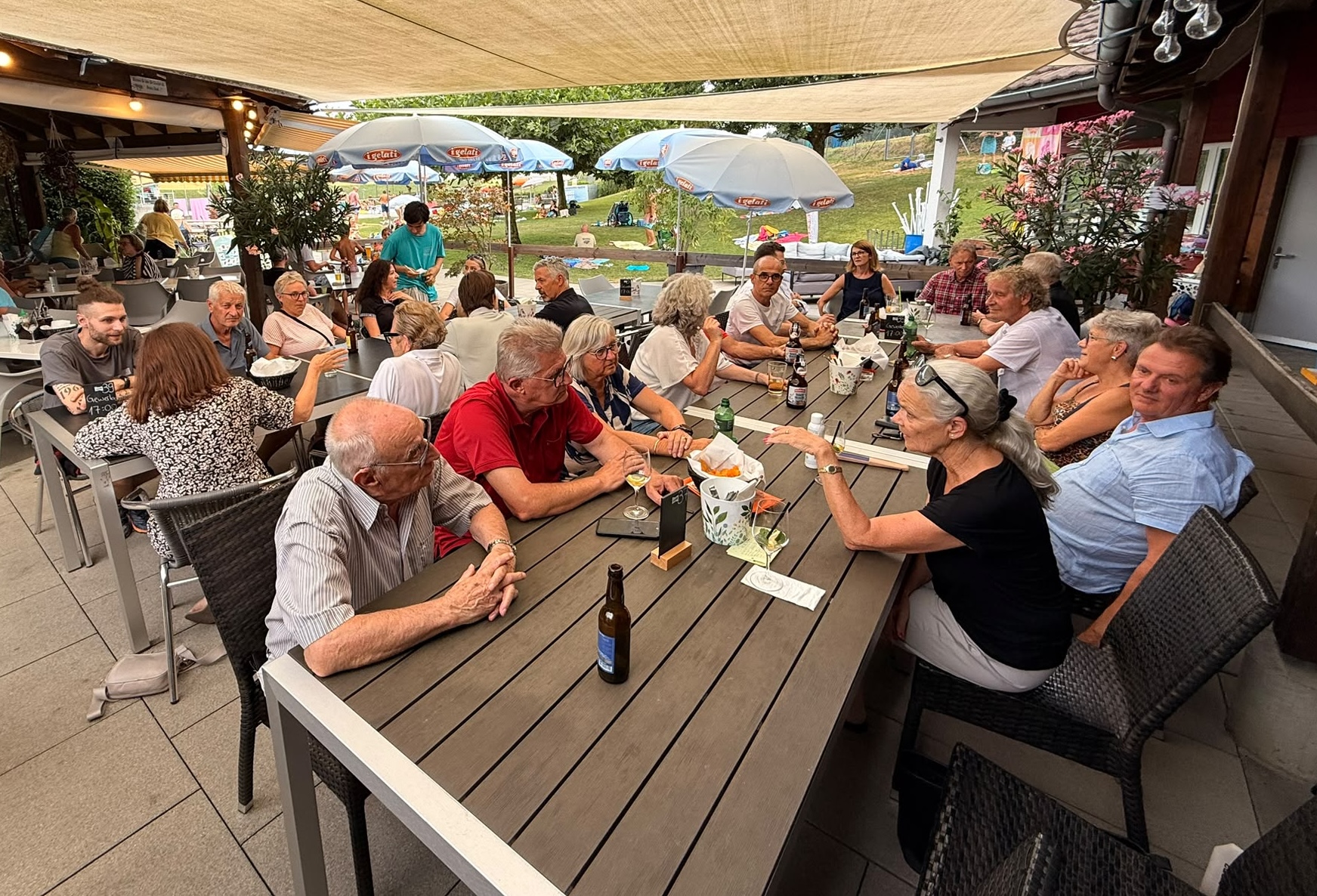 Gemütliches Fyrabig-Bier in der Badi
